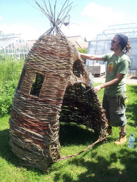 willow playhouse workshop at Writtle with students, made with green willow